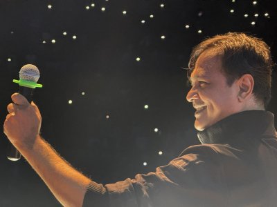 মঞ্চে আসিফ আকবর