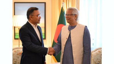 করমর্দন করছেন প্রধান উপদেষ্টা অধ্যাপক ড. মুহাম্মদ ইউনূস ও বিএনপির ভারপ্রাপ্ত চেয়ারম্যান তারেক রহমান