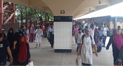 কমলাপুরে উপচে পড়া ভিড়, মাইকিং করেও মাস্ক পরানো যাচ্ছে না