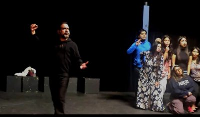 মহড়ায় সাজু খাদেম ও সহশিল্পীরা