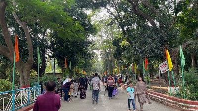 চিড়িয়াখানার ভেতরে দর্শনার্থীরা