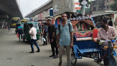 রাজধানীতে ফিরছে কর্মজীবী মানুষ, নেই ন্যূনতম সতর্কতা