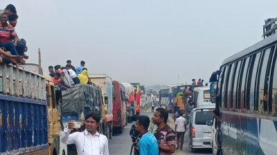 যানজটে ভোগান্তিতে পড়তে হচ্ছে কর্মস্থলে ফেরা মানুষদের