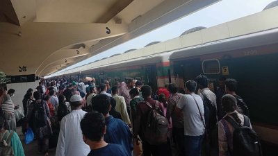 ঈদের ছুটির শেষ দিনে কমলাপুর স্টেশন মানুষের ভিড়