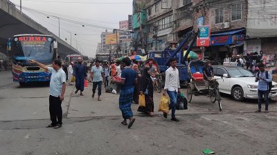 যাত্রাবাড়ীতে রাজধানীমুখী মানুষের ভিড় (ছবি: নাঈমুল হক)