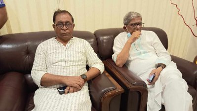 হাসপাতালে  মির্জা ফখরুলের সঙ্গে বিপ্লবী ওয়ার্কার্স পার্টির সাধারণ সম্পাদক সাইফুল হক