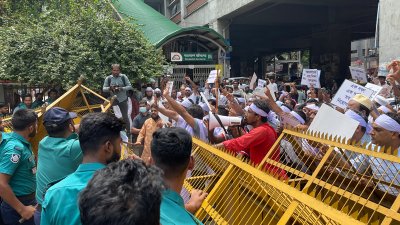 বেরিকেডের সামনে আন্দোলনকারীরা 