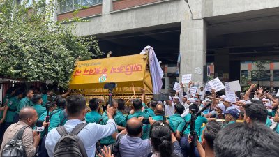 বেরিকেড ভেঙে ফেলার চেষ্টা করছেন আন্দোলনকারী