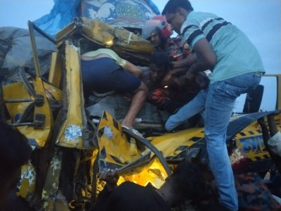 আটকে পড়া ড্রাইভারকে উদ্ধার করা হচ্ছে
