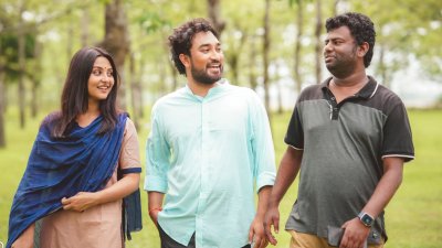 নির্মাতার সঙ্গে নিহা ও জোভান