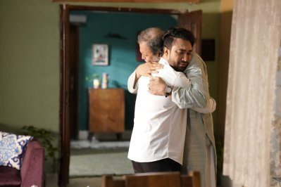 ‘সম্মান’ নাটকের একটি দৃশ্যে তারিক আনাম খান ও জোভান