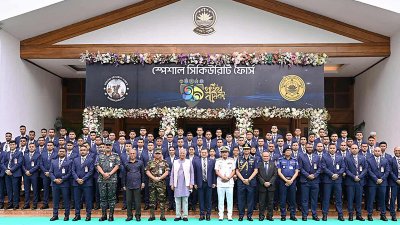 প্রধান উপদেষ্টা প্রফেসর মুহাম্মদ ইউনূসের সঙ্গে এসএসএফ সদস্যরা