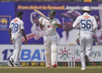আউট হওয়ার আগে একবার রিভিউ নিয়ে বেঁচেছেন শান্ত।