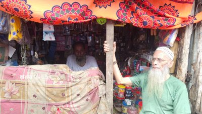 নয়াপাড়া রোহিঙ্গা ক্যাম্পে মুুদির দোকানে বসে গল্প করছিলেন নুর মোহাম্মদ ও দিল মোহাম্মদ