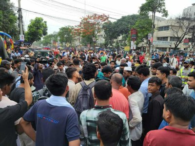 নতুন বাজারে ইউআইইউ শিক্ষার্থীদের কর্মসূচি