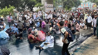 আন্দোলনরতদের ওপর জলকামান ও সাউন্ড গ্রেনেড নিক্ষেপ করে পুলিশ 