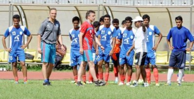 ১০ বছর পর আলোচনায় ডি ক্রুইফ ও রেনে কোস্টার