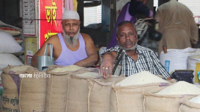 নওগাঁ পৌর ক্ষুদ্র চাল বাজারে সব ধরনের চালের দাম বেড়েছে বলে জানালেন ব্যবসায়ীরা
