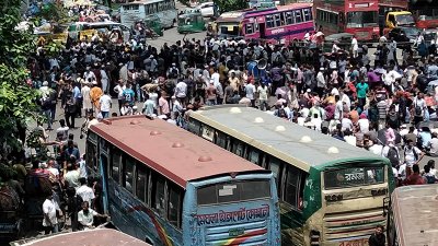 অবরোধের কারণে শাহবাগে যান চলাচল বন্ধ হয়ে যায় (ছবি: নাসিরুল ইসলাম)