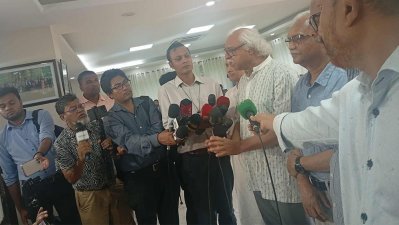 সাংবাদিকদের ব্রিফ করেন সিপিবির সাধারণ সম্পাদক রুহিন হোসেন প্রিন্স 