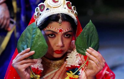 ‘চরণ ছঁয়ে যাই’ নাটকের একটি দৃশ্য