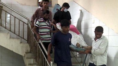 লিফট অচল থাকায় এভাবে প্রতিদিন দুর্ভোগে পোহাচ্ছেন রোগী ও স্বজনরা