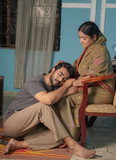 আলোচনায় ‘ঘ্রাণ’: মায়ের জন্মদিনের খোঁজে পুত্র