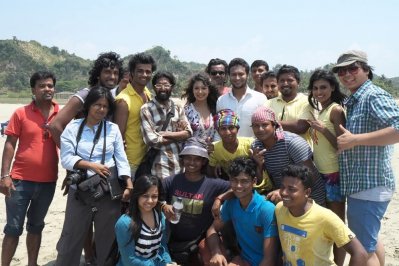 শুটিংয়ে সহশিল্পীদের সঙ্গে সাকিব