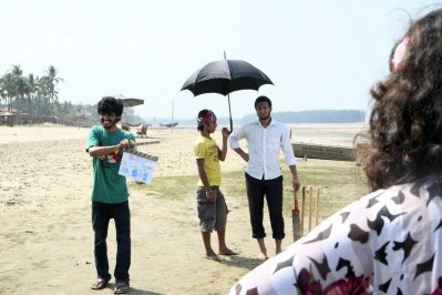 শুটিংয়ে সহশিল্পীদের সঙ্গে সাকিব