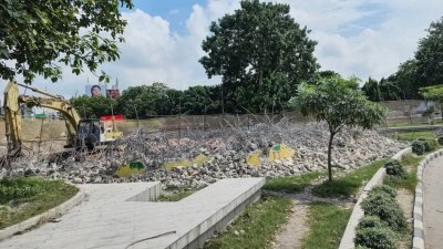 দিনভর ভাঙা হয় বিজয় সরণির ‘মৃত্যুঞ্জয়ী প্রাঙ্গণ’ (ছবি: সংগৃহীত)