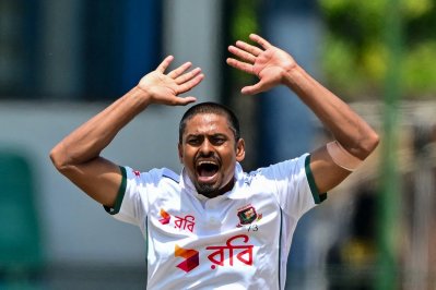 শুরুতে আঘাত হানেন তাইজুল। 
