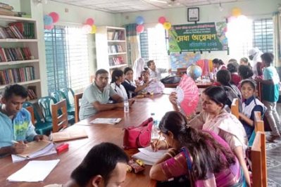 নিজের প্রতিষ্ঠিত পাঠাগারে শিক্ষার্থীদের সঙ্গে গোলাম কিবরিয়া