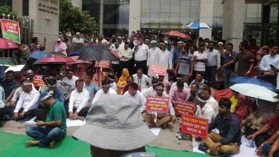 আন্দোলনে এনবিআরের কর্মকর্তা-কর্মচারীরা (ছবি: নাসিরুল ইসলাম)