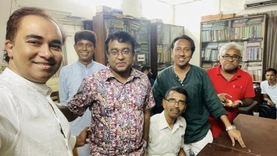 পরিচালক সমিতির সদস্যদের সঙ্গে ইমন সাহার সেলফি (বামে)