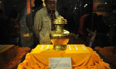 তিব্বতের রাজধানী লাসার একটি সংগ্রহশালায় চিং রাজাদের প্রবর্তিত সোনার কৌটার রেপ্লিকা
