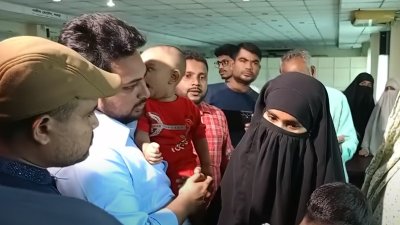 বগুড়ায় শহীদ পরিবারের সঙ্গে কথা বলছেন নাহিদ ইসলাম