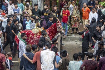 আজ কারবালার প্রান্তরে হজরত মুহাম্মদ (সা.) এর দৌহিত্র ইমাম হোসেনের মৃত্যুর দিন