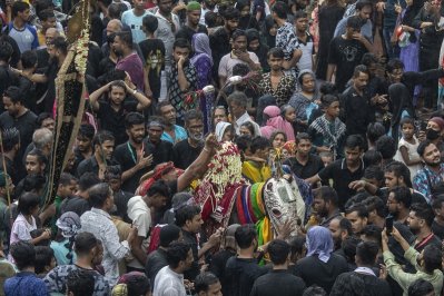 মিছিলে অংশ নেন কয়েক হাজার অনুরাগী
