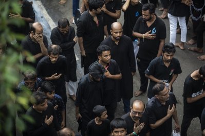 বুক চাপড়ে মাতম করেন অনুরাগীরা