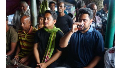 কুজাইল বাজারে চায়ের দোকানে সারজিস আলম ও নাহিদ ইসলাম 