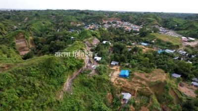 পাহাড় ধসের ঝুঁকি নিয়ে বসবাস করছে বহ পরিবার