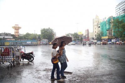 বৃষ্টিতেও জীবীকার তাগিদে ঘরের বাইরে কলকাতাবাসী। 
