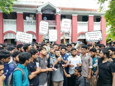 সংবাদ সম্মেলনে শিক্ষার্থীরা তাদের দাবি তুলে ধরছেন (ছবি: নাসিরুল ইসলাম)