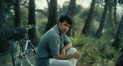 ‘পুতুল নাচের ইতিকথা’ সিনেমায় আবীর চট্টোপাধ্যায় 