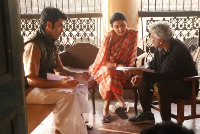 শুটিংয়ে আবীর এবং জয়াকে দৃশ্য বুঝিয়ে দিচ্ছেন নির্মাতা সুমন মুখোপাধ্যায়