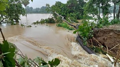 বাঁধ ভেঙে লোকালয়ে ঢুকছে পানি