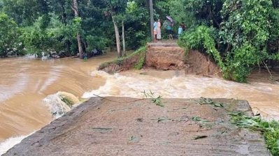 বাঁধ ভেঙে পানি ঢোকার দৃশ্য