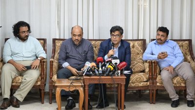 প্রেস বিফ্রিংয়ে কথা বলছেন প্রধান উপদেষ্টার প্রেস সচিব শফিকুল আলম