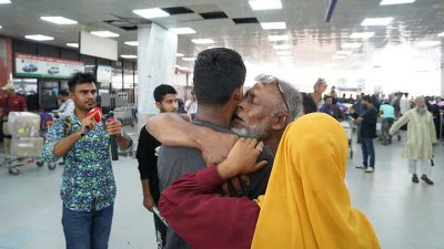 সন্তানকে কাছে পেয়ে আবেগাপ্লুত হয়ে পড়েন তার বাবা