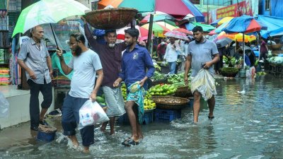 কাওরান বাজারে বৃষ্টির পানিতে জলাবদ্ধতা সৃষ্টি হয়েছে। ছবি: নাসিরুল ইসলাম
